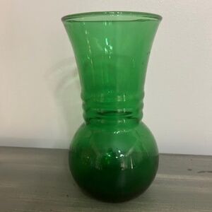 Charming 6.5" Emerald Green Glass Vase - Perfect for Small Bouquets